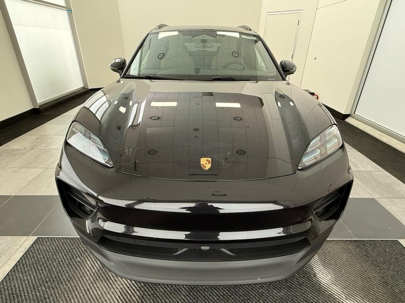 Porsche Macan Vehicle Full-screen Gallery Image 12