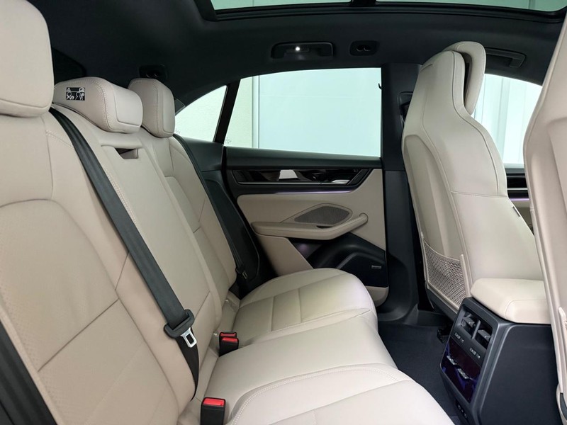 Porsche Macan Vehicle Full-screen Gallery Image 13