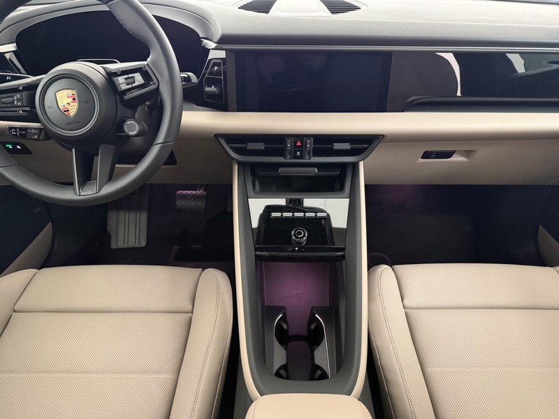 Porsche Macan Vehicle Full-screen Gallery Image 14