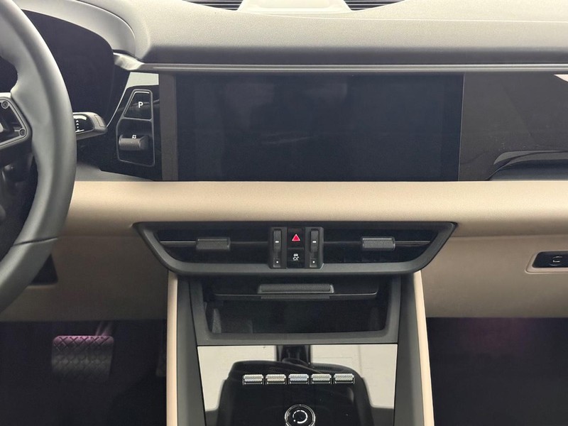 Porsche Macan Vehicle Full-screen Gallery Image 15