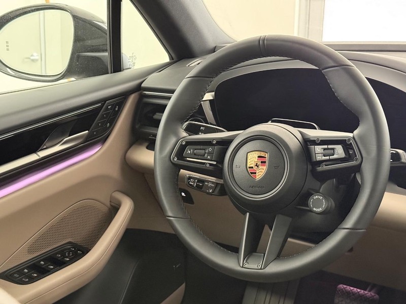Porsche Macan Vehicle Full-screen Gallery Image 16