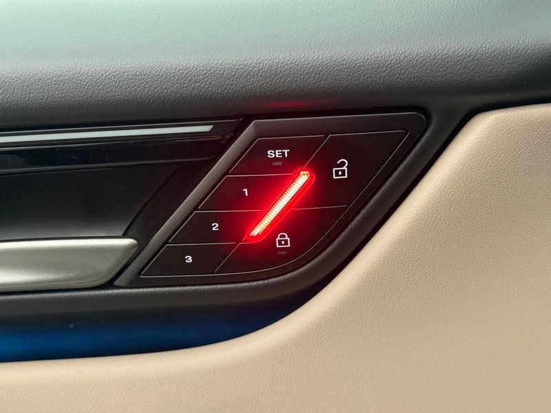 Porsche Macan Vehicle Full-screen Gallery Image 18