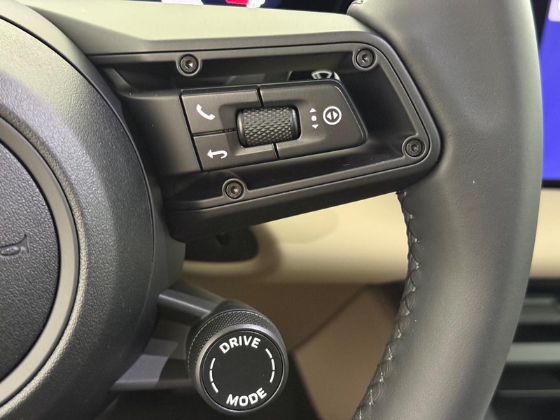 Porsche Macan Vehicle Full-screen Gallery Image 20