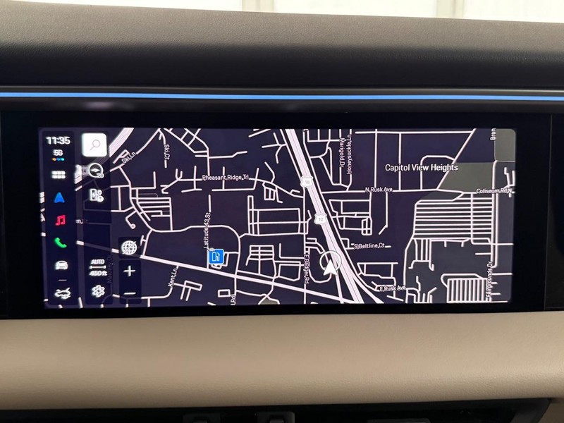 Porsche Macan Vehicle Full-screen Gallery Image 21