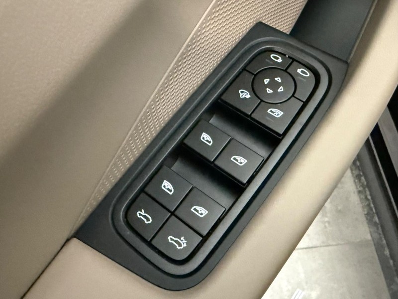 Porsche Macan Vehicle Full-screen Gallery Image 23