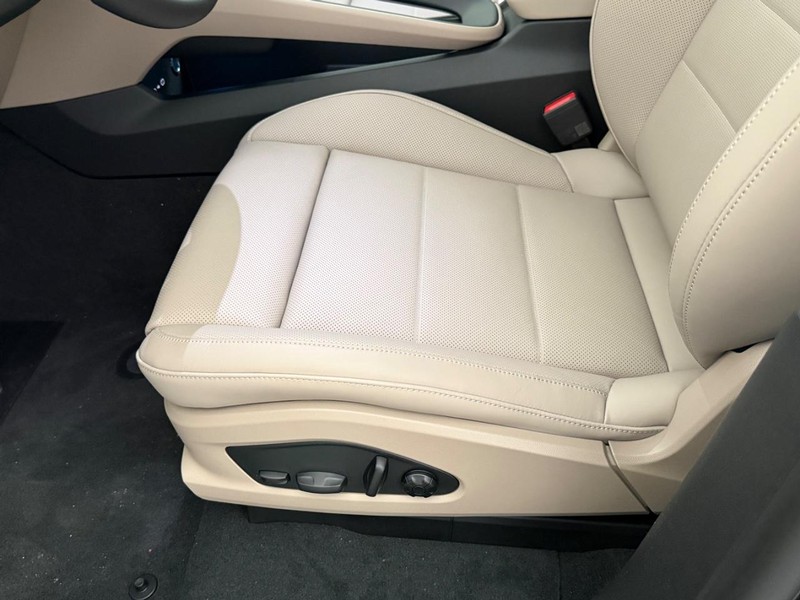 Porsche Macan Vehicle Full-screen Gallery Image 24