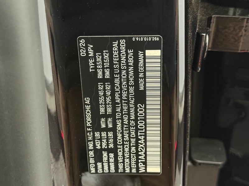 Porsche Macan Vehicle Full-screen Gallery Image 25