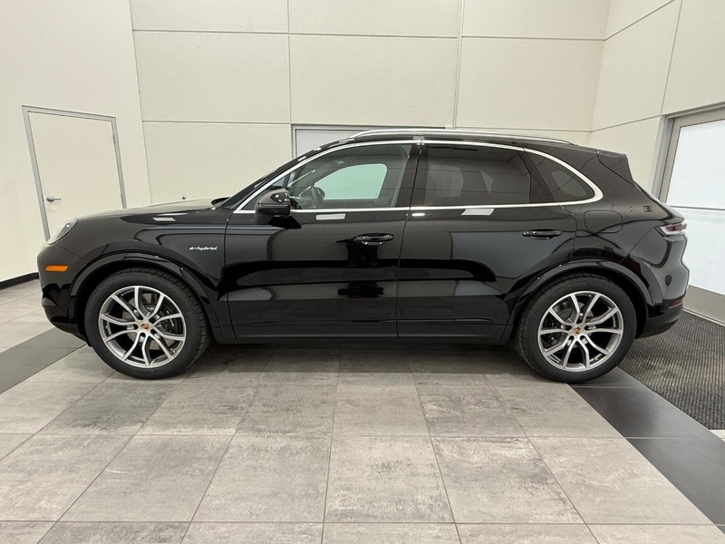 Porsche Cayenne Vehicle Full-screen Gallery Image 2