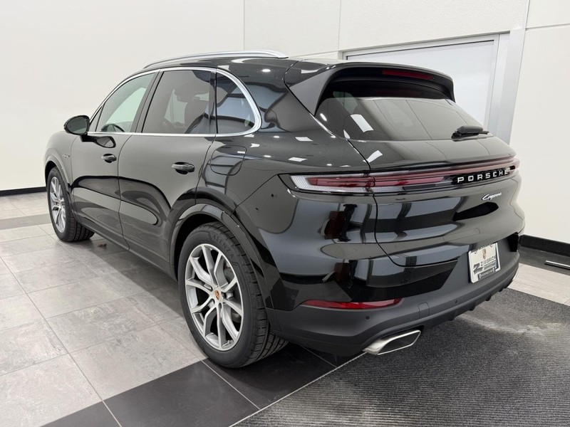 Porsche Cayenne Vehicle Full-screen Gallery Image 3