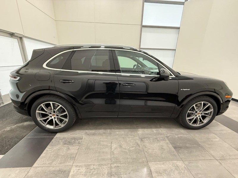 Porsche Cayenne Vehicle Full-screen Gallery Image 8