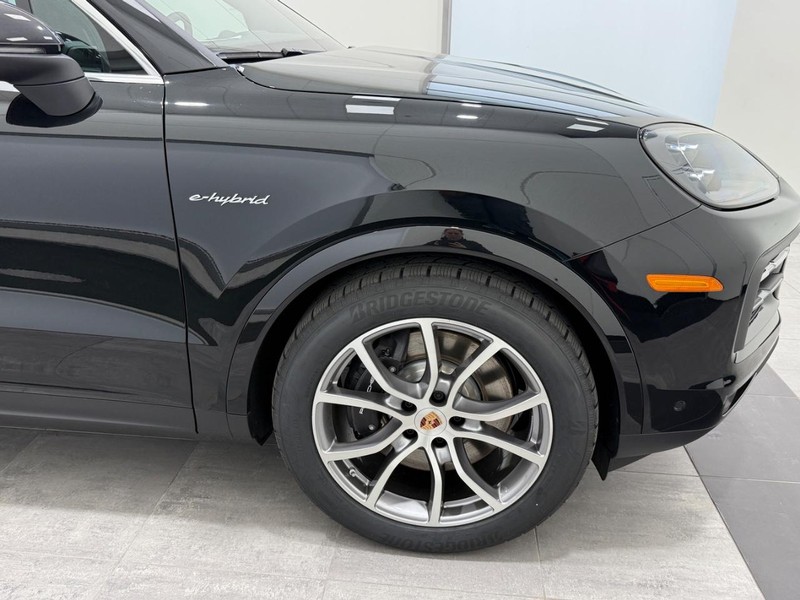 Porsche Cayenne Vehicle Full-screen Gallery Image 9