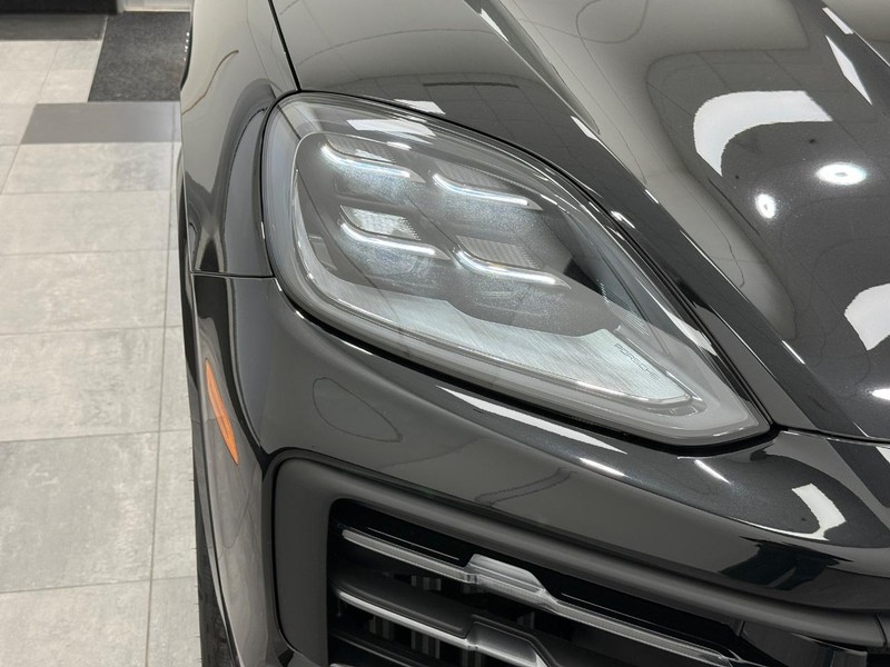 Porsche Cayenne Vehicle Full-screen Gallery Image 10