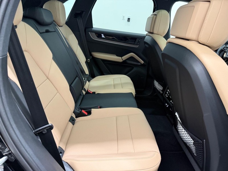 Porsche Cayenne Vehicle Full-screen Gallery Image 12