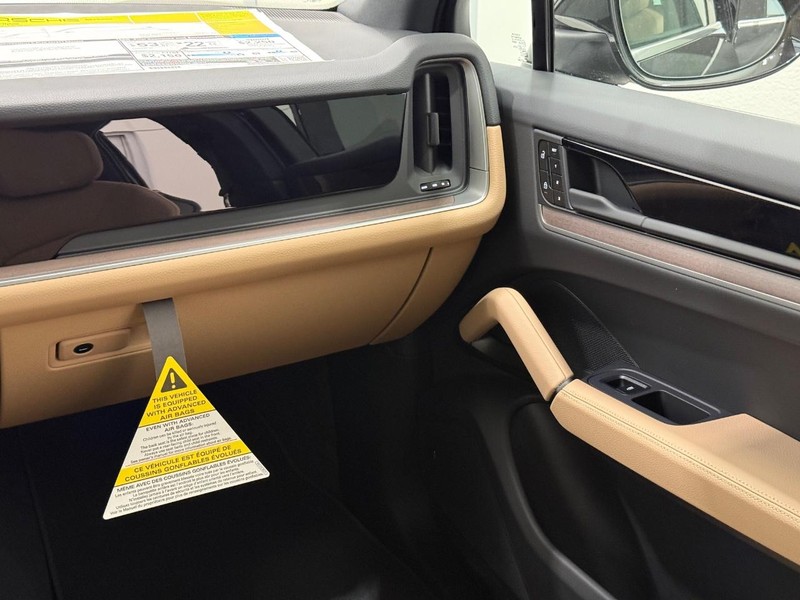 Porsche Cayenne Vehicle Full-screen Gallery Image 17