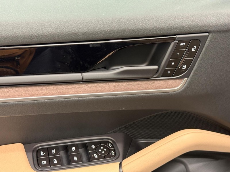 Porsche Cayenne Vehicle Full-screen Gallery Image 18