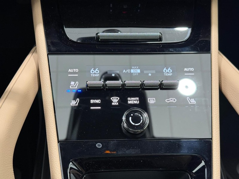 Porsche Cayenne Vehicle Full-screen Gallery Image 23