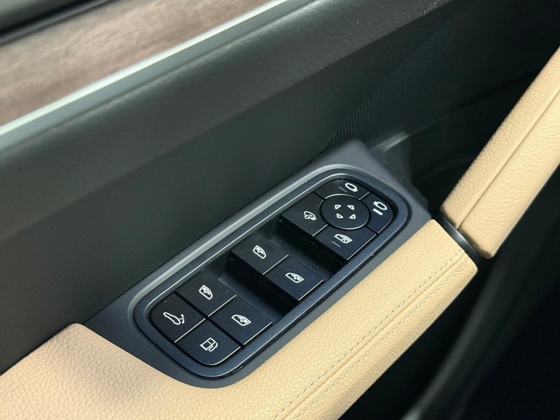 Porsche Cayenne Vehicle Full-screen Gallery Image 25