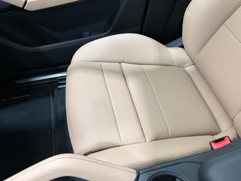 Porsche Cayenne Vehicle Full-screen Gallery Image 26