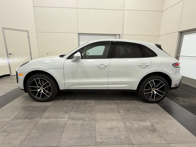 Porsche Macan Vehicle Full-screen Gallery Image 2