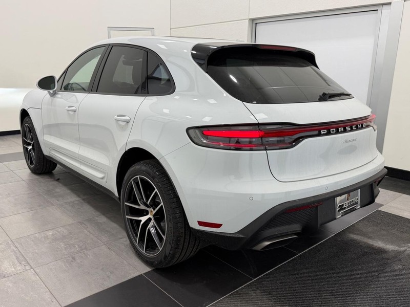 Porsche Macan Vehicle Full-screen Gallery Image 3