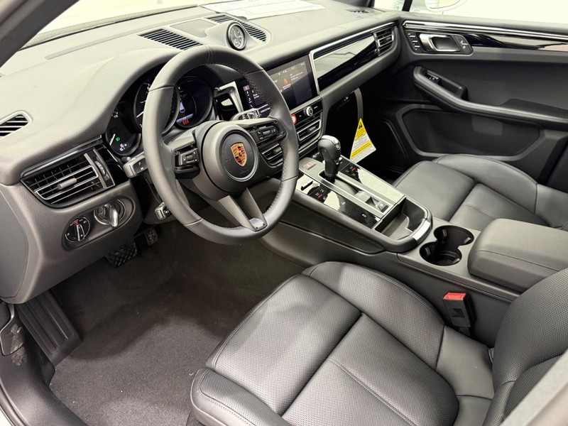 Porsche Macan Vehicle Full-screen Gallery Image 4