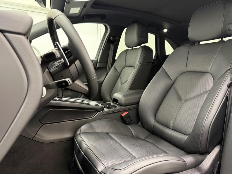 Porsche Macan Vehicle Full-screen Gallery Image 5