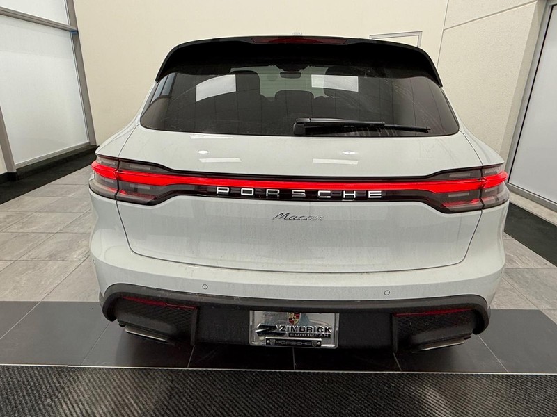 Porsche Macan Vehicle Full-screen Gallery Image 6