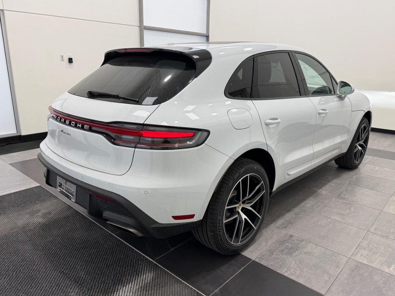 Porsche Macan Vehicle Full-screen Gallery Image 7