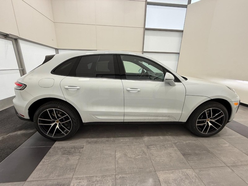 Porsche Macan Vehicle Full-screen Gallery Image 8