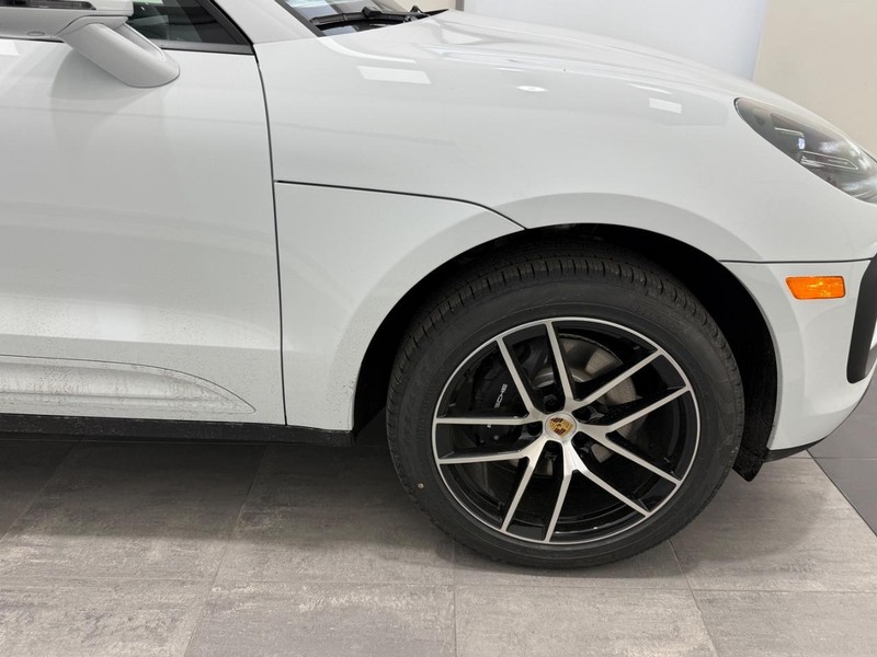 Porsche Macan Vehicle Full-screen Gallery Image 9