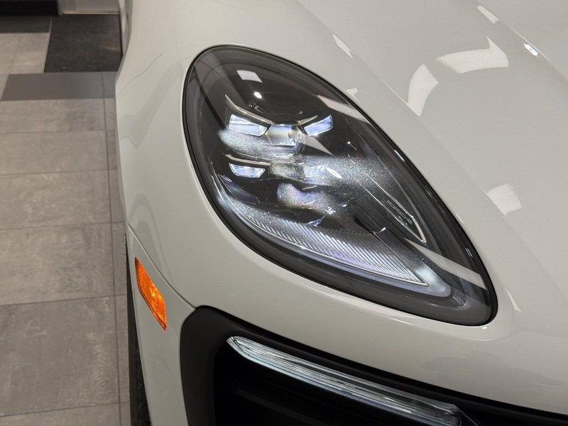 Porsche Macan Vehicle Full-screen Gallery Image 10