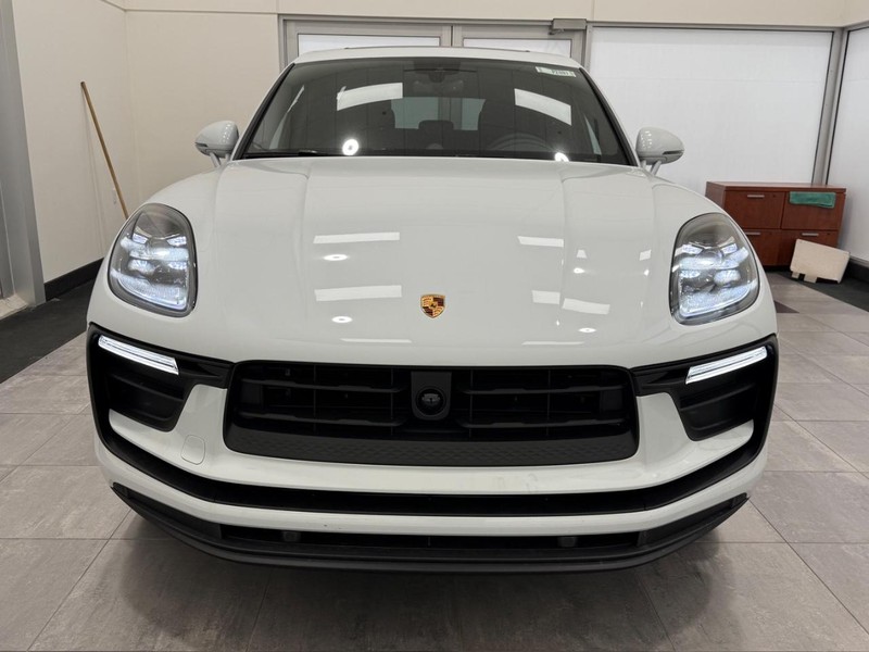 Porsche Macan Vehicle Full-screen Gallery Image 11