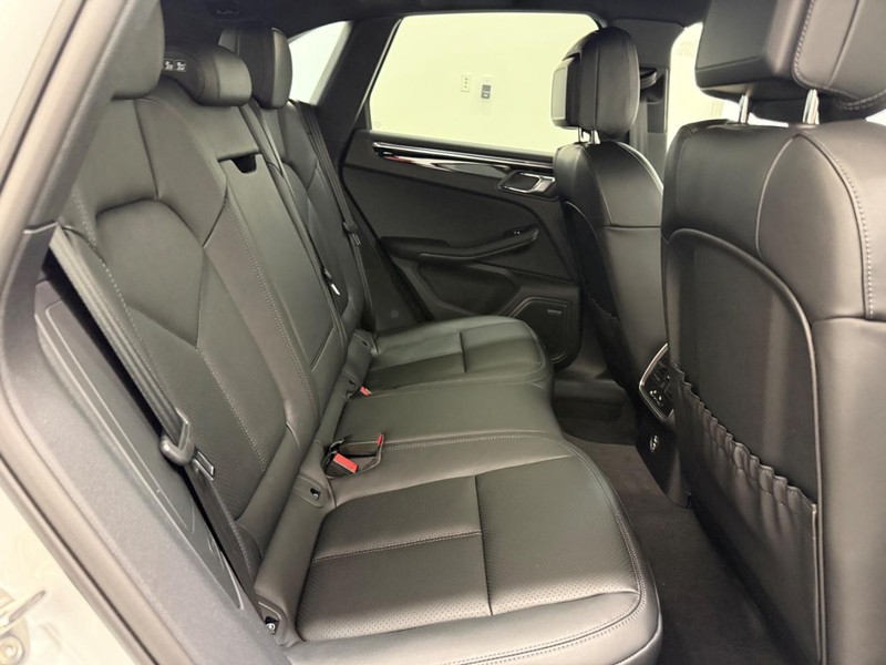 Porsche Macan Vehicle Full-screen Gallery Image 12