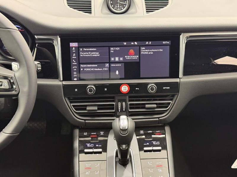 Porsche Macan Vehicle Full-screen Gallery Image 14