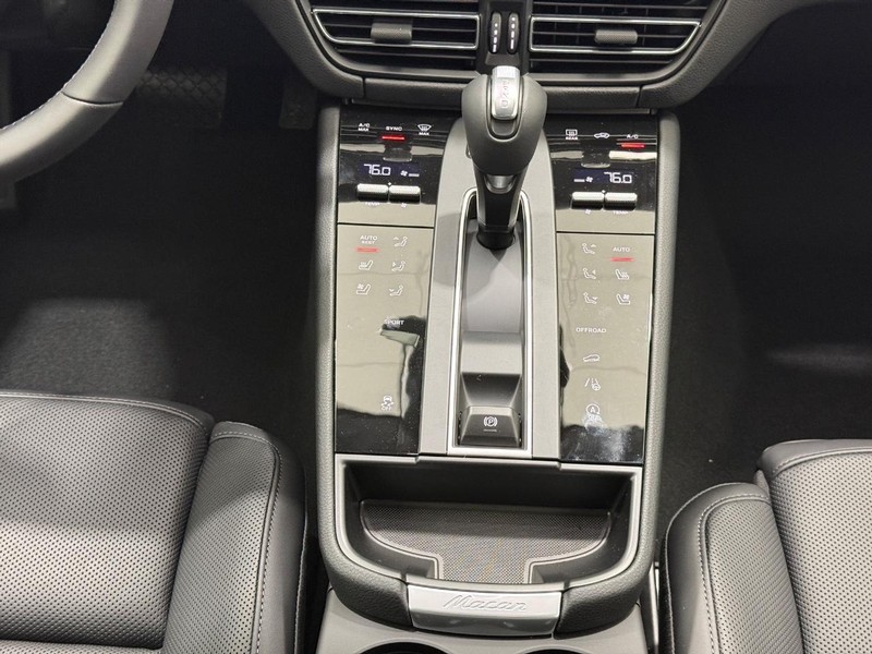 Porsche Macan Vehicle Full-screen Gallery Image 15