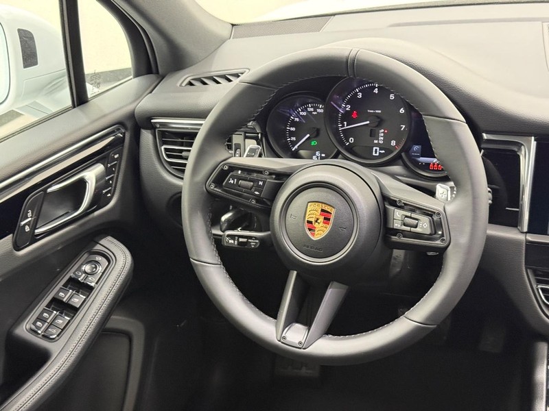 Porsche Macan Vehicle Full-screen Gallery Image 16