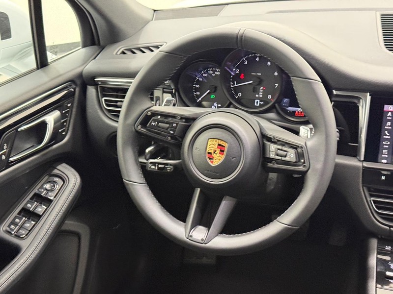 Porsche Macan Vehicle Full-screen Gallery Image 17