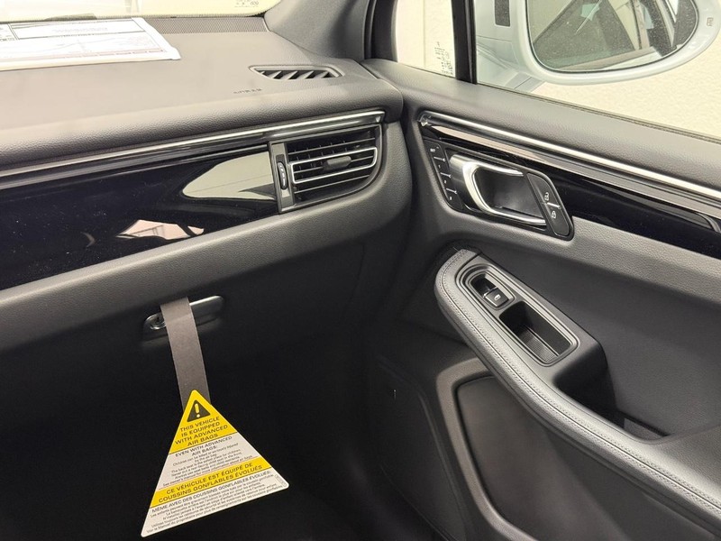 Porsche Macan Vehicle Full-screen Gallery Image 18