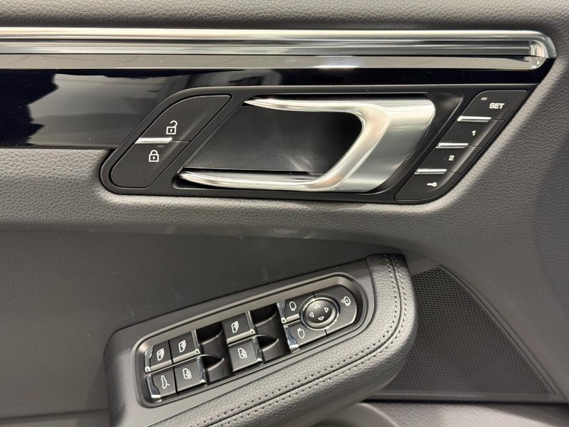 Porsche Macan Vehicle Full-screen Gallery Image 19