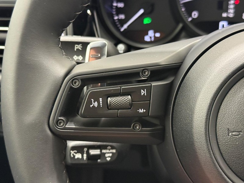 Porsche Macan Vehicle Full-screen Gallery Image 20