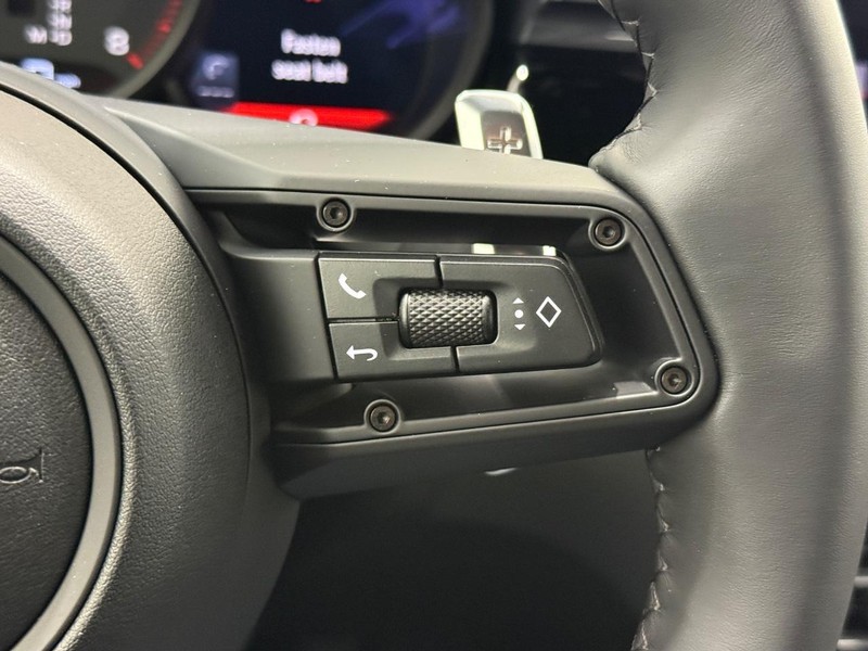 Porsche Macan Vehicle Full-screen Gallery Image 21