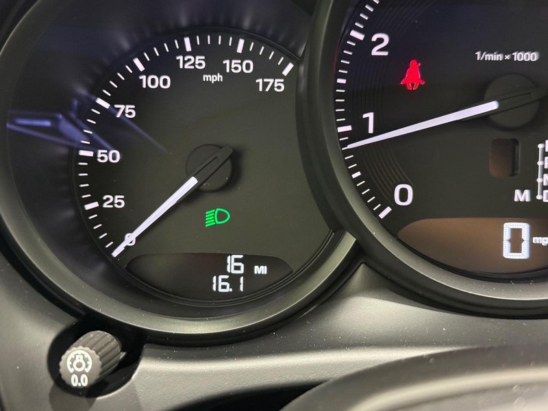 Porsche Macan Vehicle Full-screen Gallery Image 22