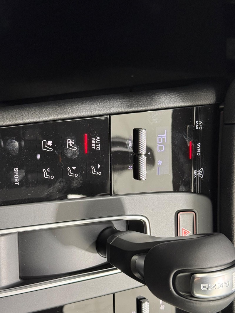 Porsche Macan Vehicle Full-screen Gallery Image 24