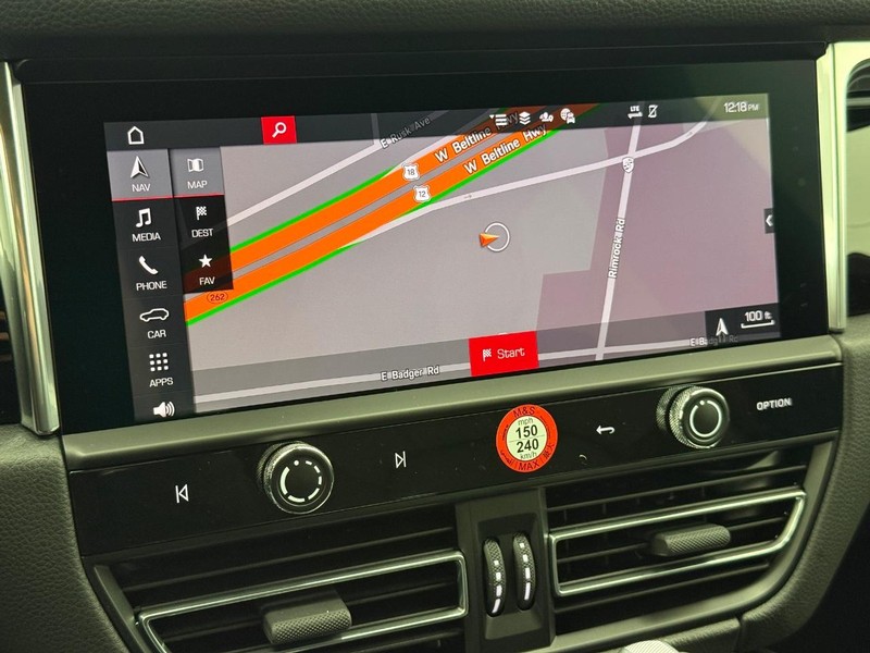 Porsche Macan Vehicle Full-screen Gallery Image 25