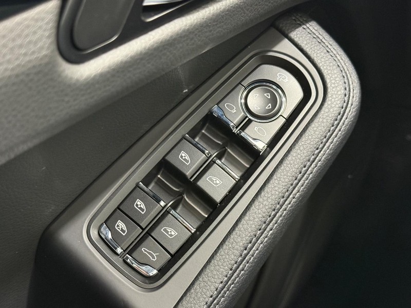 Porsche Macan Vehicle Full-screen Gallery Image 26