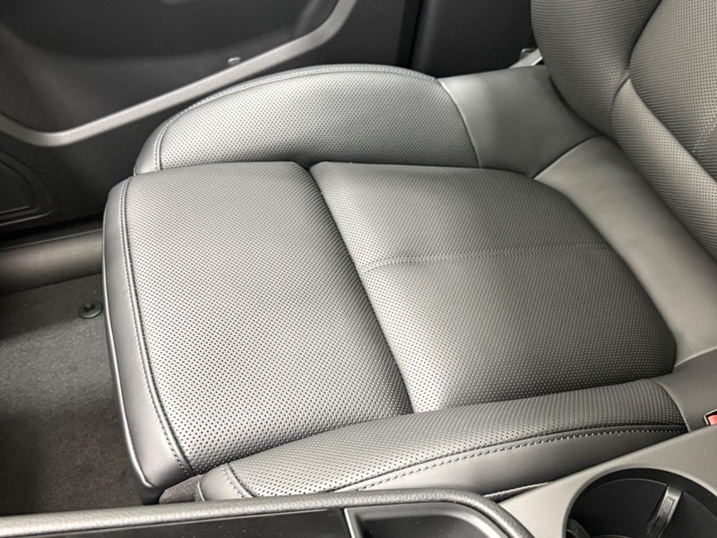 Porsche Macan Vehicle Full-screen Gallery Image 27