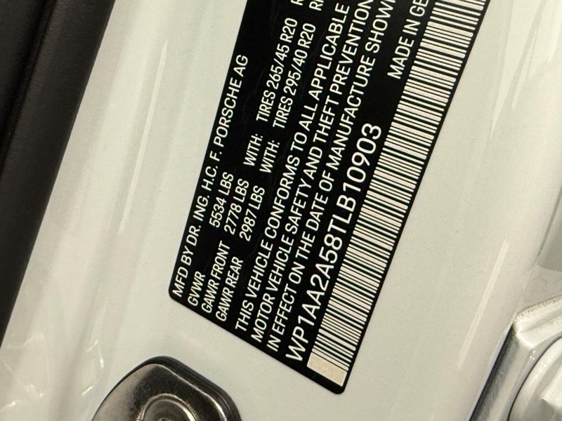 Porsche Macan Vehicle Full-screen Gallery Image 28