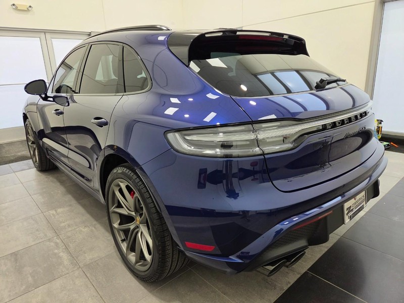 Porsche Macan Vehicle Full-screen Gallery Image 3