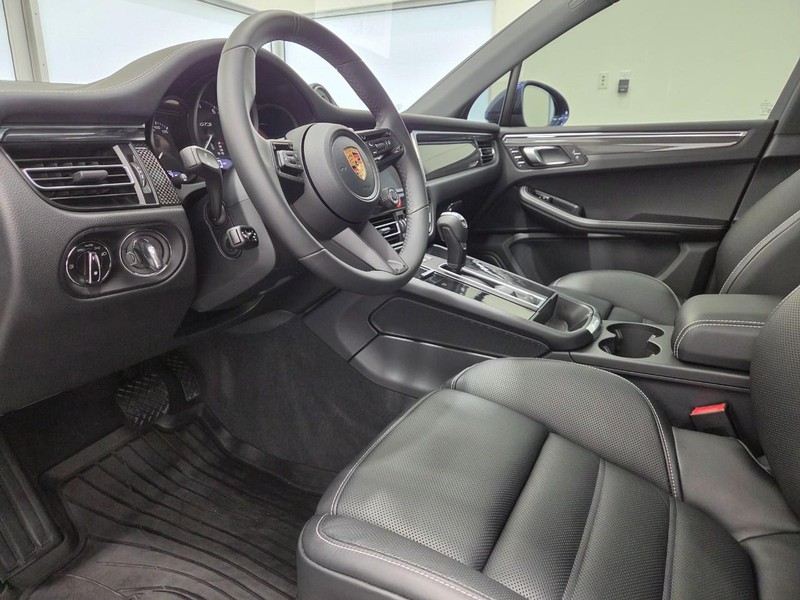 Porsche Macan Vehicle Full-screen Gallery Image 4