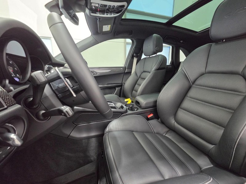 Porsche Macan Vehicle Full-screen Gallery Image 5